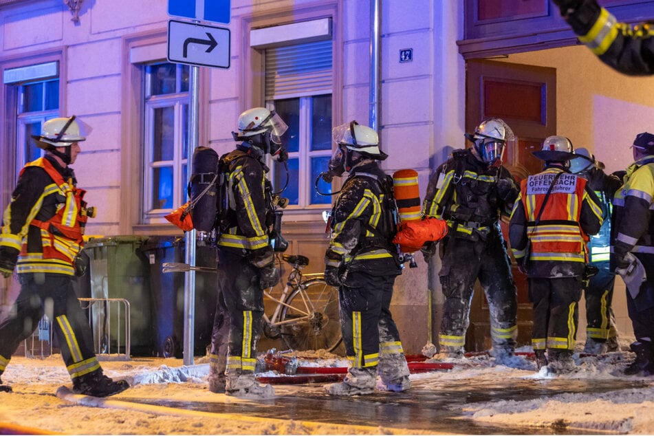 Nach der Brandstiftung ist das Mehrfamilienhaus unbewohnbar.