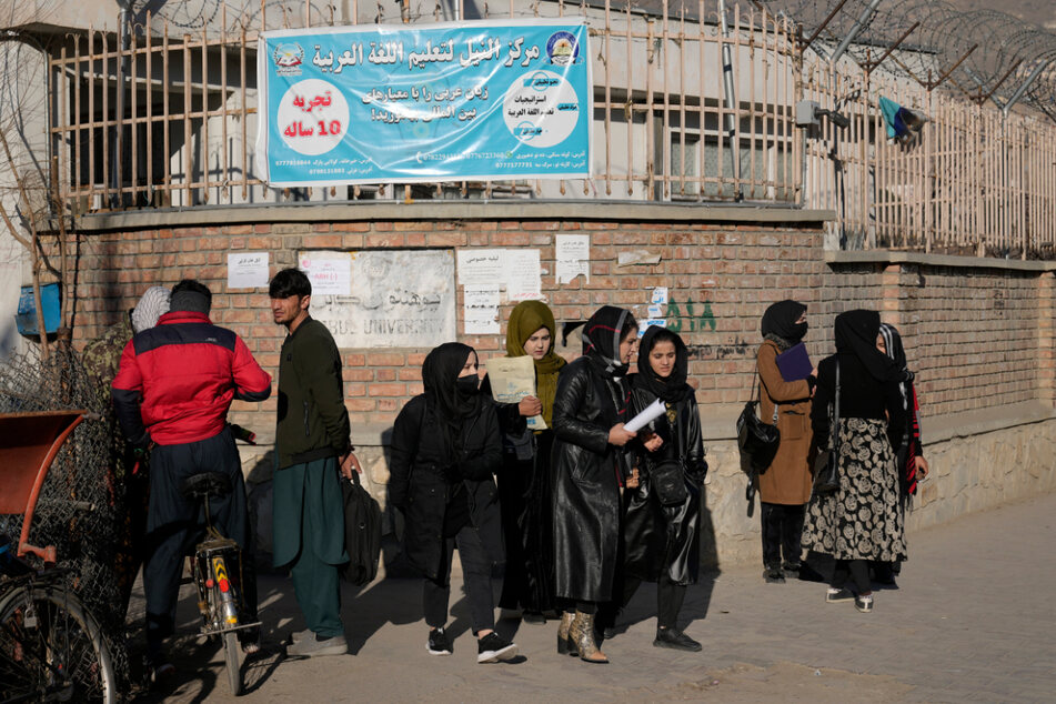 Afghanische Studentinnen stehen vor der Universität in Kabul. Frauen dürfen ab sofort keine Universitäten mehr besuchen.