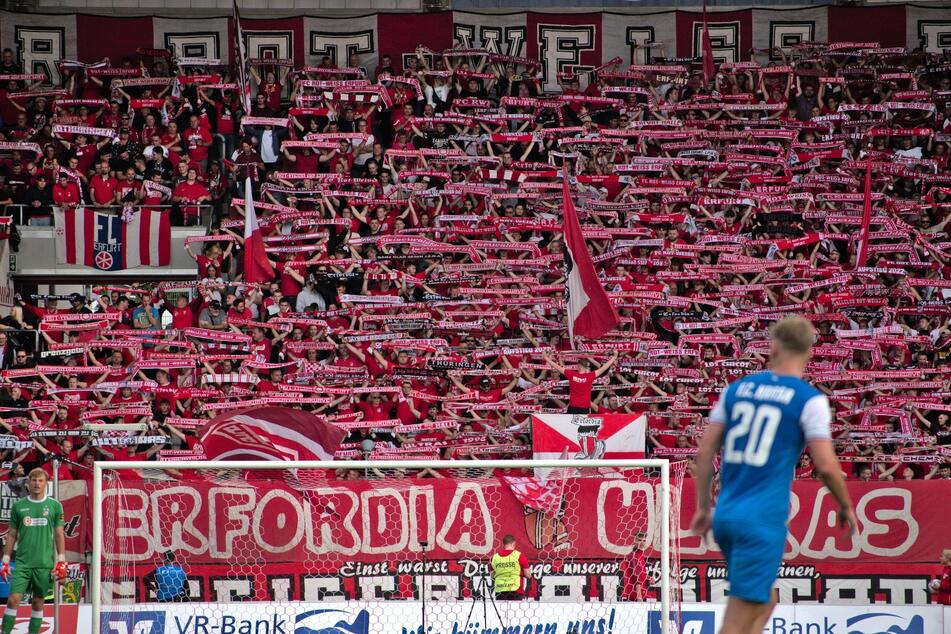 Mit dem Semesterticket vom FC Rot-Weiß Erfurt kommt Ihr schon für 30 Euro zu den fünf Heimspielen im Wintersemester.