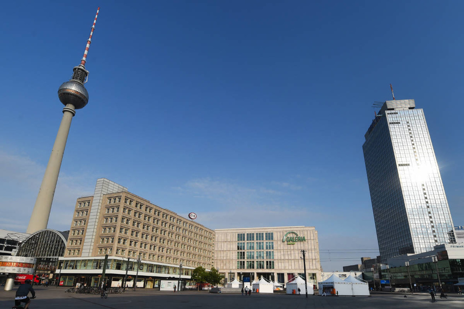 Das Hotel Park Inn (r.) ist zurzeit der höchste Wolkenkratzer am Alexanderplatz. Das könnte sich nach dem Willen der CDU aber bald ändern. (Archivfoto)