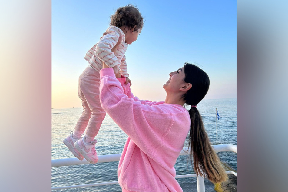Yeliz posiert mit Töchterchen Snow (1).