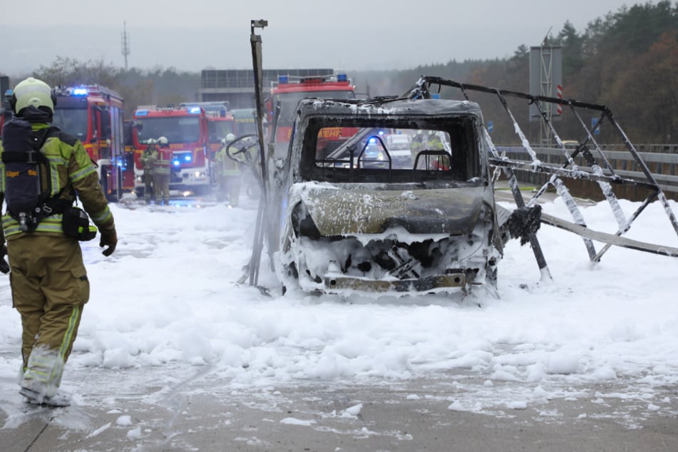 Das ausgebrannte Wrack nach der Löschung durch die Feuerwehr. Das Fahrzeug wurde vollständig zerstört.