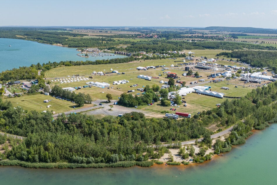 Am Störmthaler See laufen aktuell die Arbeiten auf Hochtouren, damit bis Freitag alles für das diesjährige Highfield Festival steht.