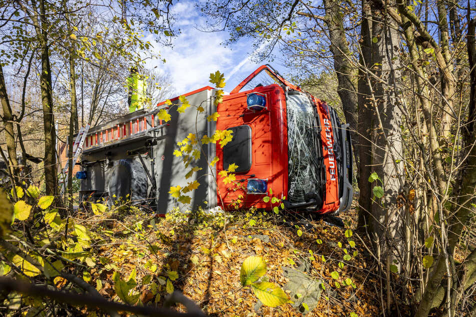 Das Löschfahrzeug kippte nach dem Crash in den Straßengraben.