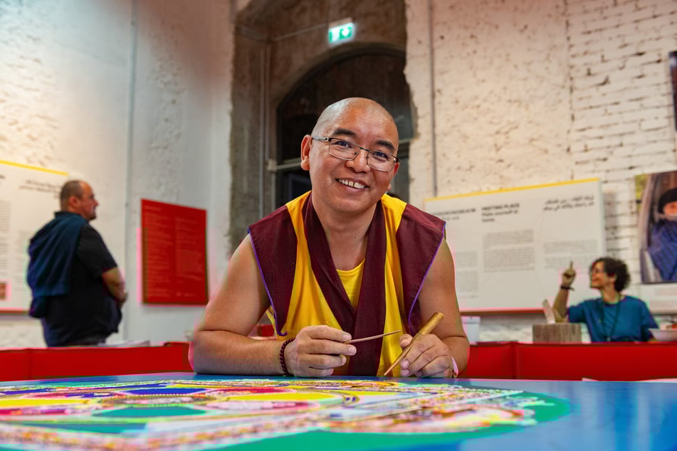 Lobsang (46) findet die Arbeit mit dem Sand meditativ.