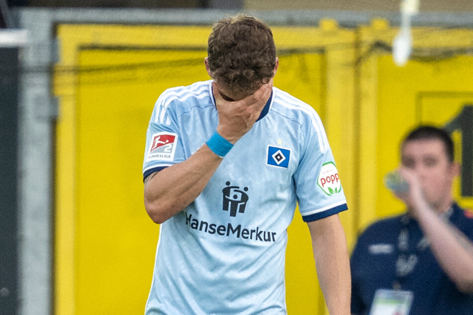 Ein Bild, das die aktuelle Gefühlswelt beim HSV gut zusammenfasst: Moritz Heyer vergräbt sein Gesicht nach der Pleite in Paderborn in den Händen.