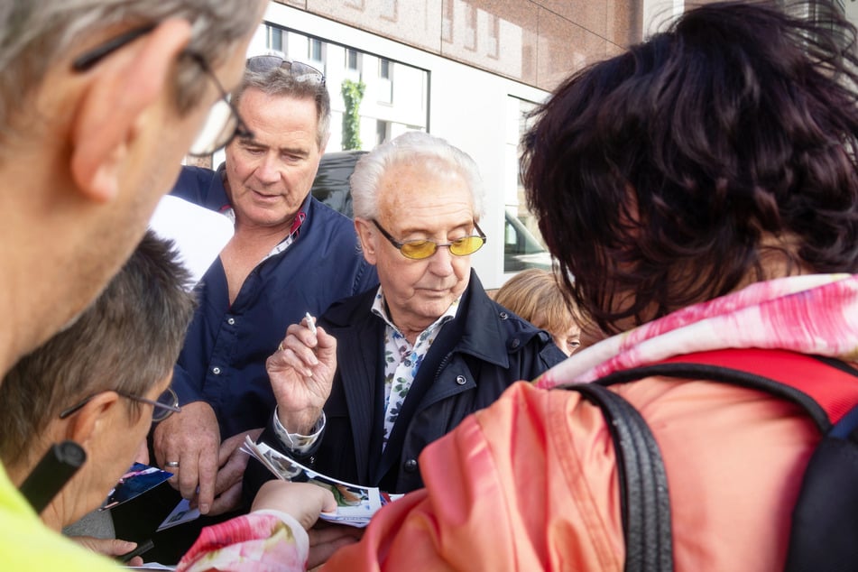 Dicht umlagert: Geduldig signierte Schlagerstar Tony Christie (80) vor seinem Auftritt im Kulturpalast Autogramme seiner Fans.