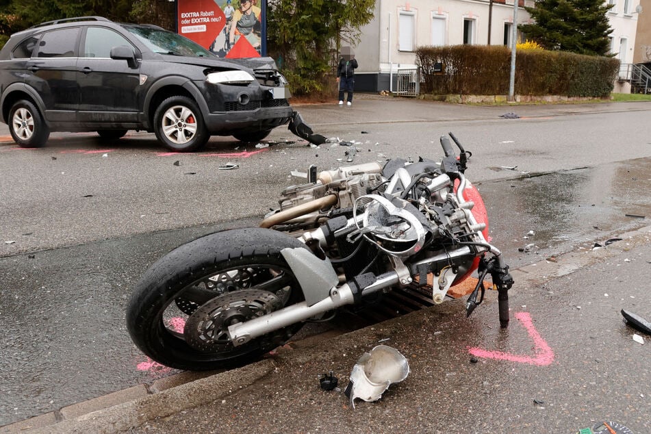 Sowohl das Auto als auch das Motorrad wurden durch den Unfall beschädigt - Fahrzeugteile flogen über die Straße.