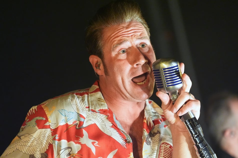 Sänger Sasha (54) als sein Alter Ego Dick Brave.