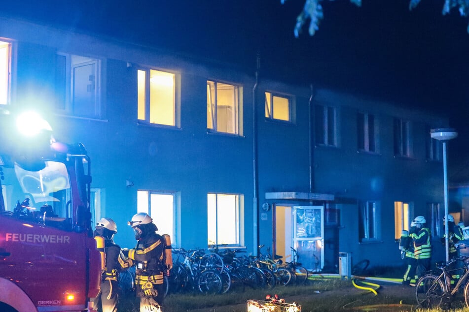 Die Feuerwehr musste den Brand in der Asylbewerber-Unterkunft in Langenfeld löschen.