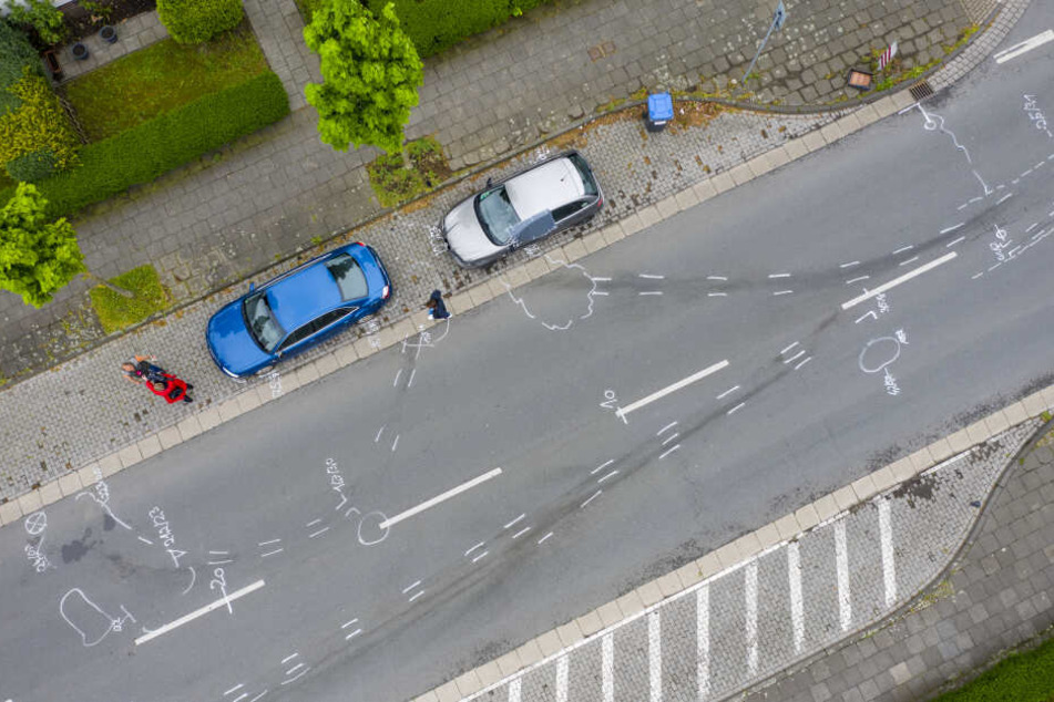 Weiße Markierungen durch die Polizei auf der Straße zeigen den Unfallhergang.