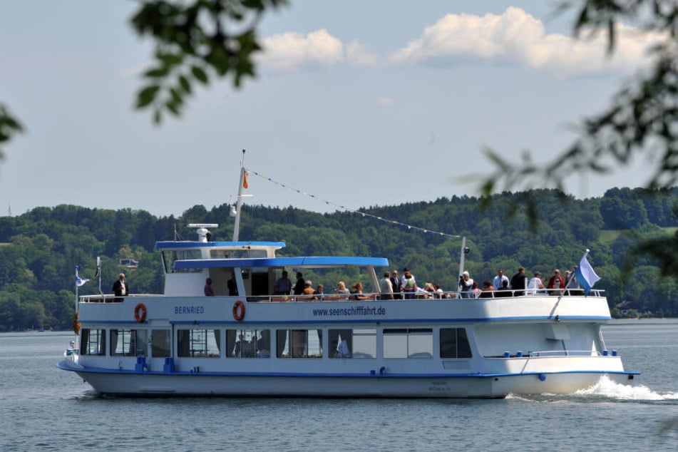 Das Fahrgastschiff "Bernried" fährt bei Bernried auf dem Starnberger See.