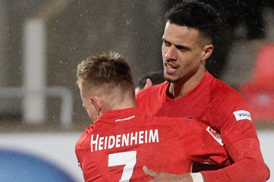 Heidenheims Robert Glatzel (r) und Marc Schnatterer beglückwünschen sich nach Glatzels Tor zum 1:1.