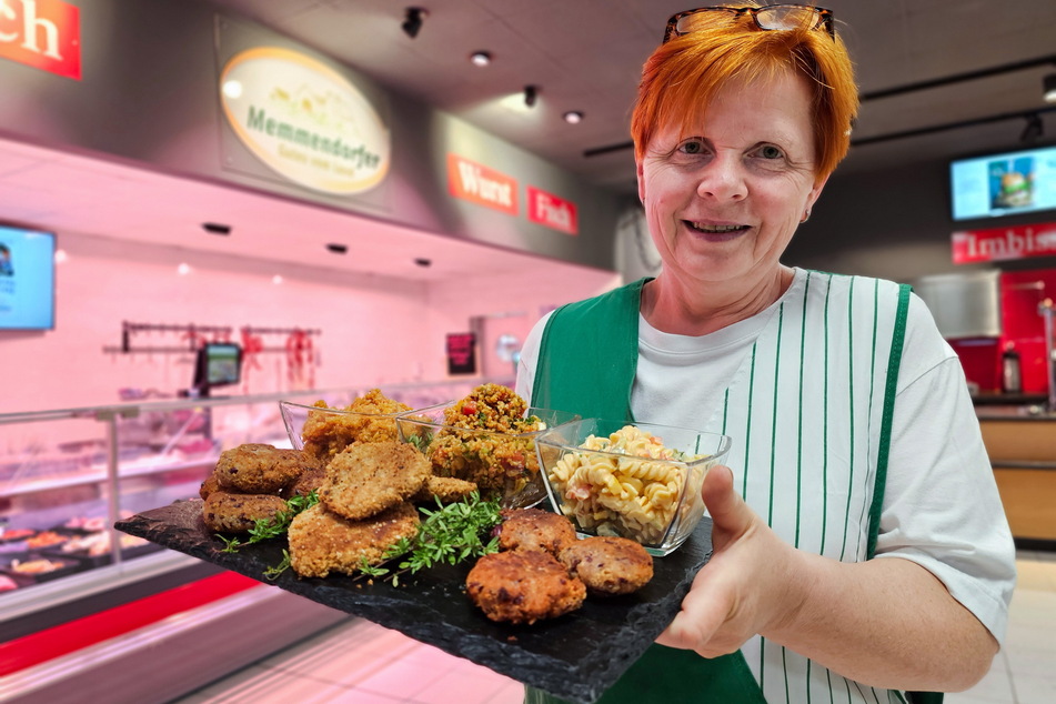 Verkäuferin Claudia Fischer (59) zeigt die veganen Frikadellen, Schnitzel und Salate.