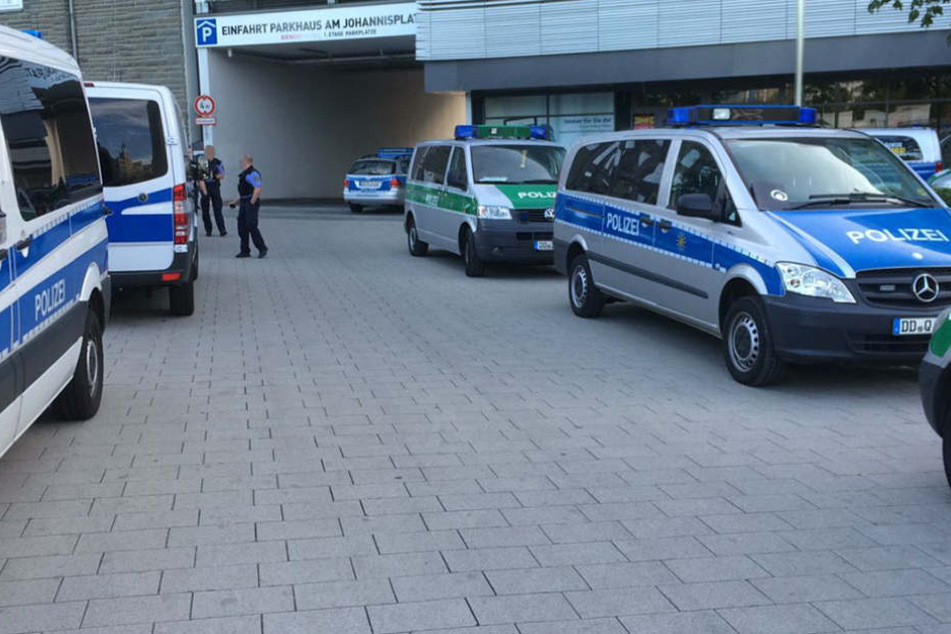 Die Polizei ist mit zahlreichen Mannschaftswagen am Johannisplatz angerückt.