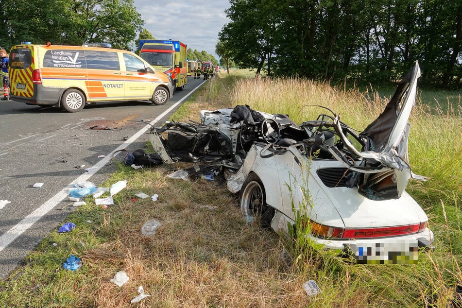 Ein weißer Porsche 911 wurde völlig zerfetzt.