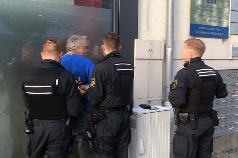 Ein offensichtlich alkoholisierter Mann versuchte die Polizeiabsperrung zu durchbrechen.