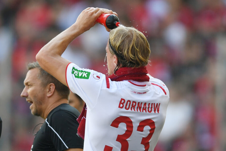 Hitzepause: Der Kölner Sebastiaan Bornauw kühlt sich mit Wasser ab.