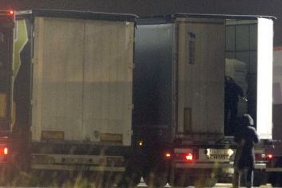 Acht Migranten aus Afghanistan sind in der französischen Hafenstadt Calais in einem Kühltransporter gefunden worden.