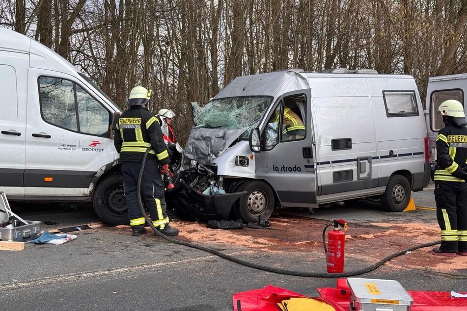 Am Samstag kollidierten ein Wohnmobil und ein Sprinter eines Paketlieferdienstes aus noch ungeklärter Ursache.