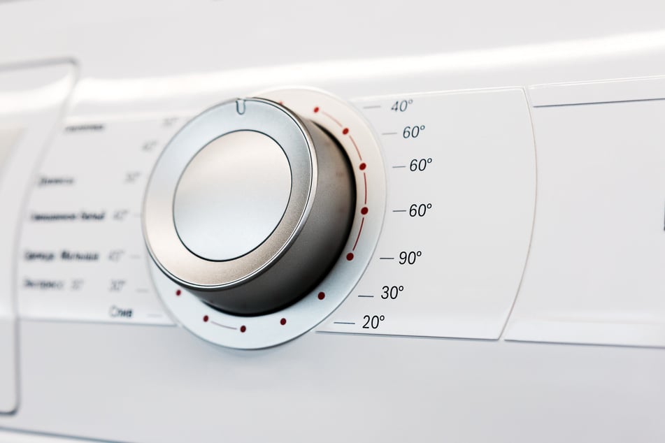 30 Grad ist die beste Temperatur für leicht verschmutzte, pflegeleichte Wäsche, um Geld zu sparen beim Waschen.