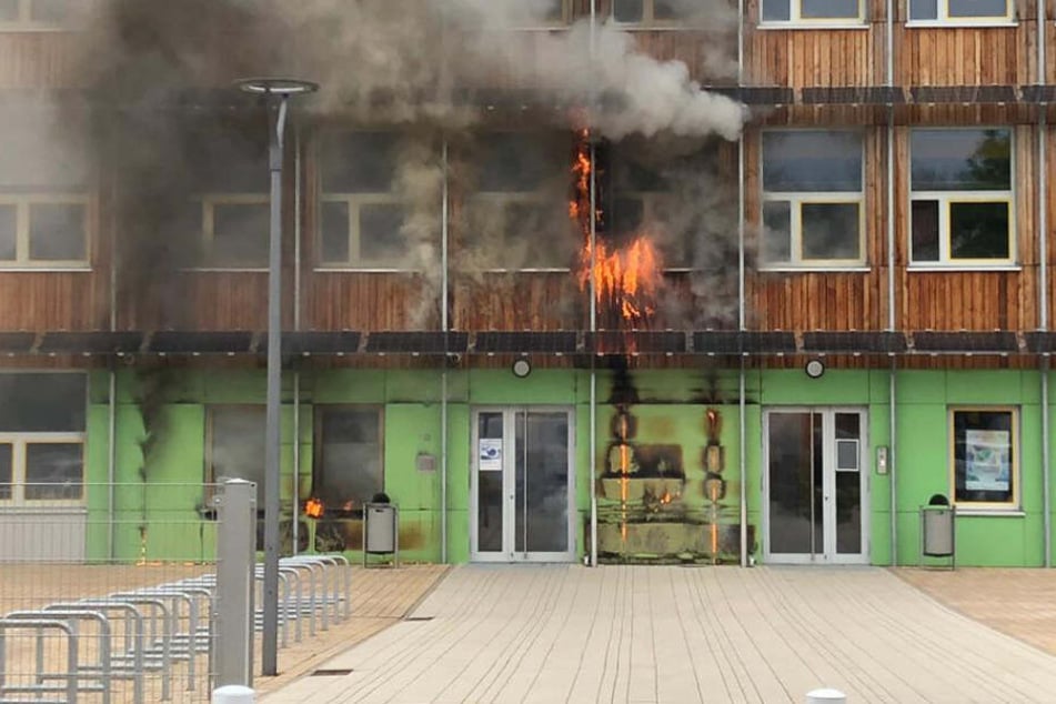 Das Feuer breitete sich im Eingangsbereich der Schule aus.