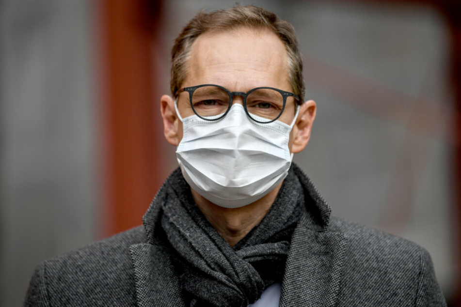 Berlins Regierender Bürgermeister, besichtigt die umfunktionierte Intensivstation der Charite Campus-Klinik.