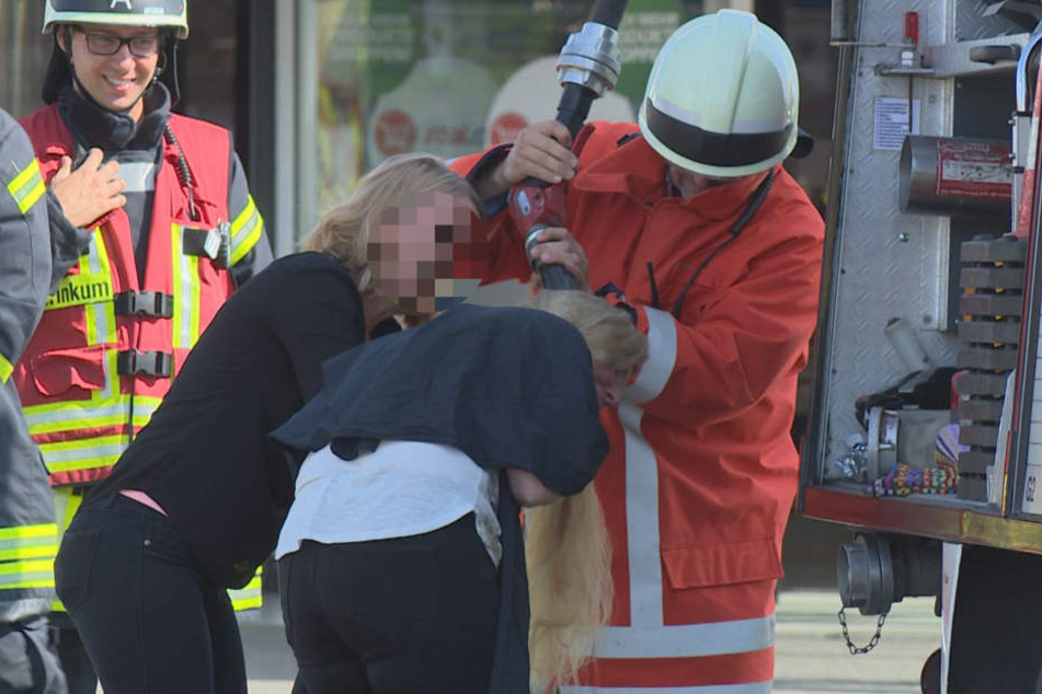 Den Einsatzkräften gelang es schnell, die Haare der Friseurkundin zu reinigen.