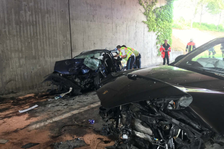 Ein Porsche Cayenne und ein VW Golf rauschten frontal ineinander.