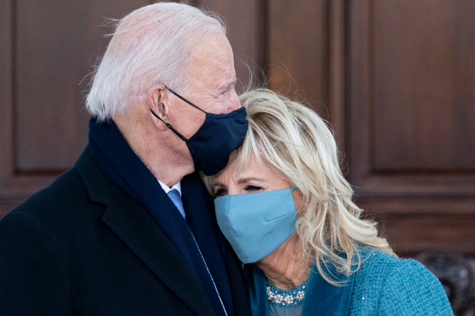 Joe Biden (78) und First Lady Jill Biden (69) umarmen sich, als sie am Nordflügel des Weißen Hauses ankommen.