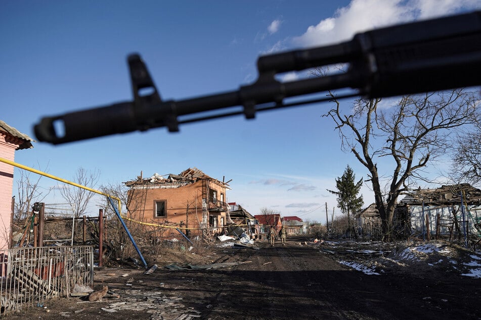 Russische Soldaten patrouillieren durch ein Dorf im Gebiet Kursk, das bis vor kurzem von der Ukraine besetzt war.