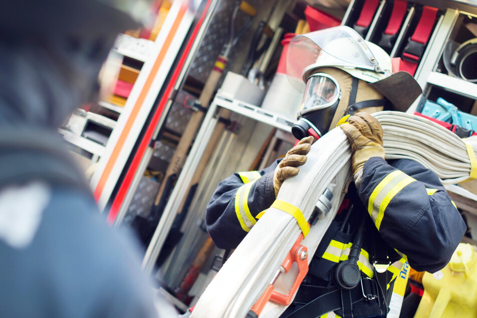 München: Brand in Maxvorstadt: Feuerwehrleute müssen zwei Menschen mit Drehleiter retten