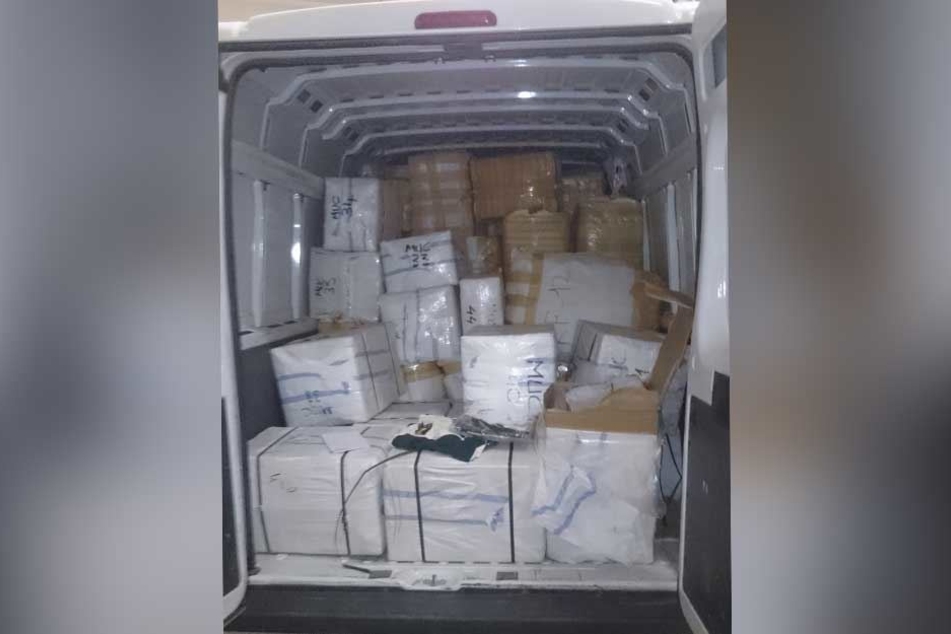 Kistenweise wurden gefälschte Markenprodukte in dem Transporter gefunden.