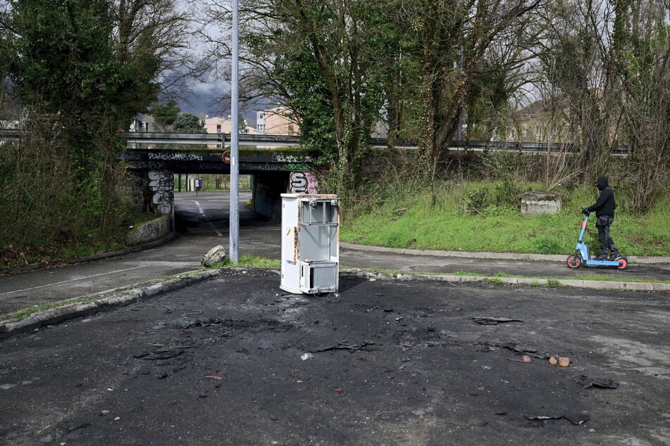 An dieser Stelle wurde der geklaute Wagen der Täter in Schutt und Asche gelegt.