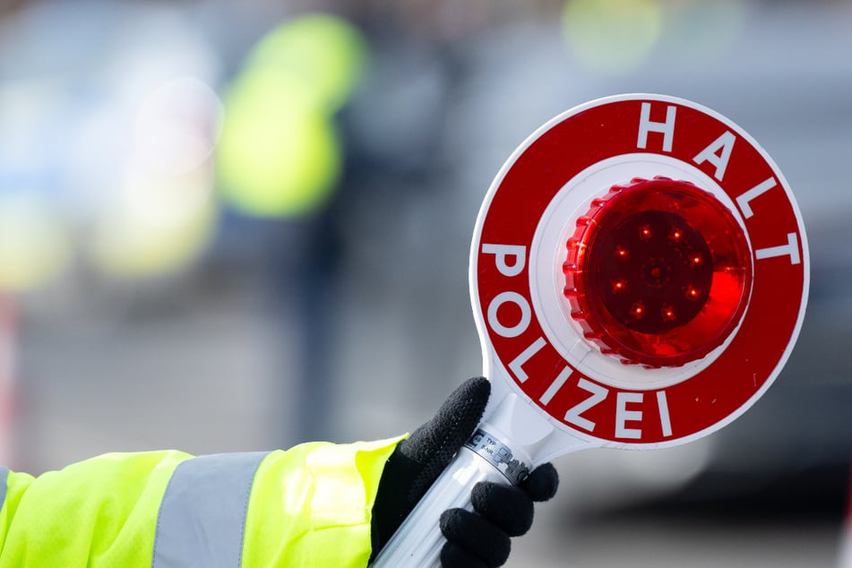 Auf Papas Schoß: Junge (4) fährt mit Kippe im Mund über A8