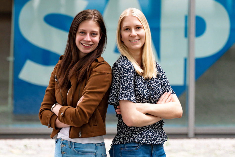 Paula und Friederike (v.r.n.l.) studieren seit 2018 Wirtschaftsinformatik an der Berufsakademie Sachsen in Dresden mit dem Praxispartner SAP SE und werden ihr Studium im Oktober 2021 abschließen.