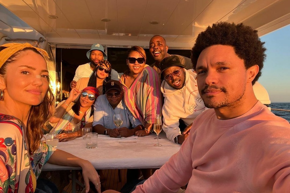 Minka Kelly (l.) posted only one photo of herself spending time with Trevor Noah (r.), a shot saying she'd had a "holiday of a lifetime" with "friends" in South Africa.
