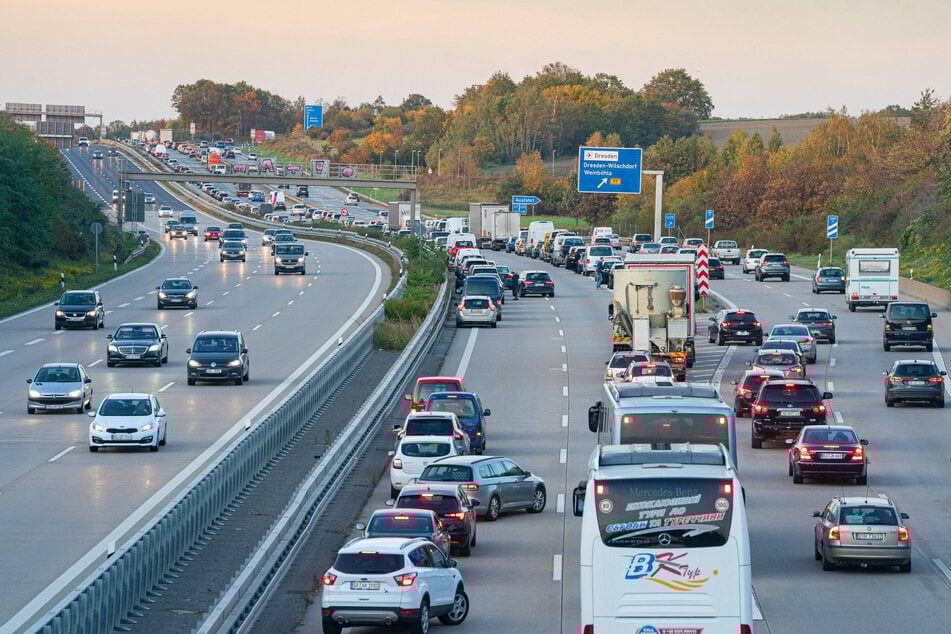 Stau auf der A4 Richtung Görlitz zwischen Dreieck Dresden-Nord und Hermsdorf. Diese Woche müssen sich Autofahrer auf viele Verkehrseinschränkungen einstellen.