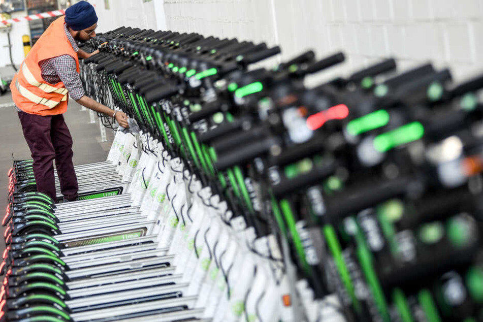 Geparte E-Scooter beim Laden.