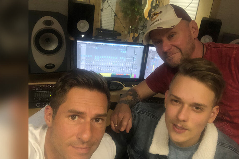 DJ Engel B. alias Falk Engert (52) und sein Sohn Max (21) haben mit Produzent Mikro Süß (47) ihren ersten gemeinsamen Weihnachtssong aufgenommen.