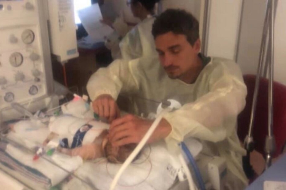Matthew bei seinem kleinen Sohn Matthew Jr., der 18 Tage lang an lebenserhaltenden Maßnahmen angeschlossen war.