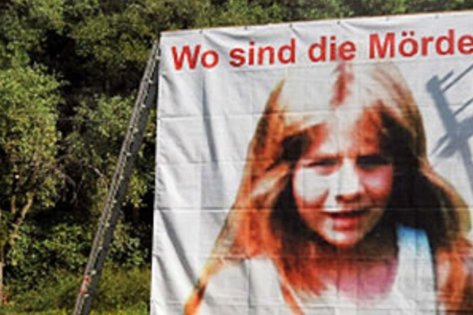 Im Rahmen der Ermittlungen bauten Polizeibeamte auch ein großes Plakat auf, mit dem zu Hinweisen im Mordfall der kleinen Johanna aufgerufen wurde.