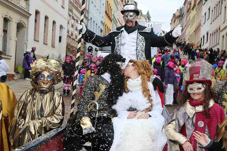 Ein Küsschen in Ehren... Die Teilnehmer am Meeraner Straßenfasching hatten viel Spaß.