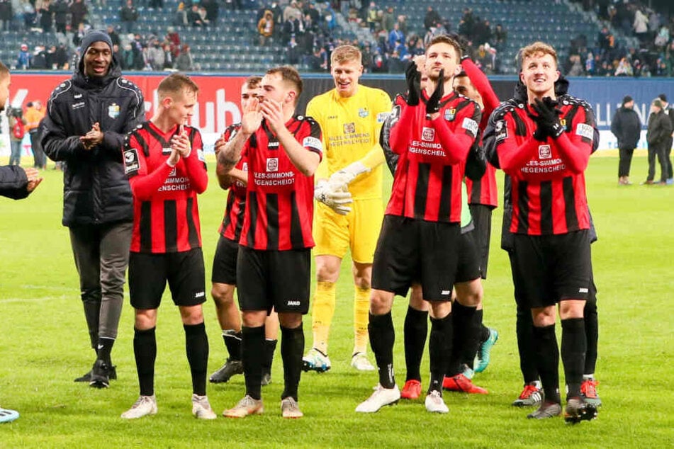 Freudestrahlend bedankten sich die CFC-Kicker nach dem Erfolg bei den mitgereisten Fans.