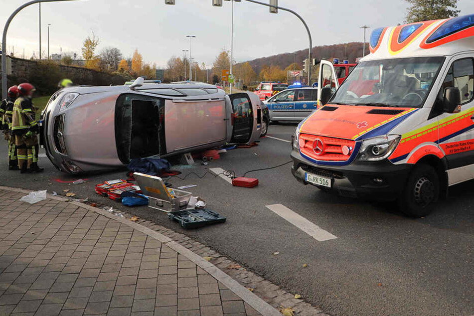 Der Opel kippte bei dem Unfall auf die Seite. Die Feuerwehr musste die Insassen befreien.