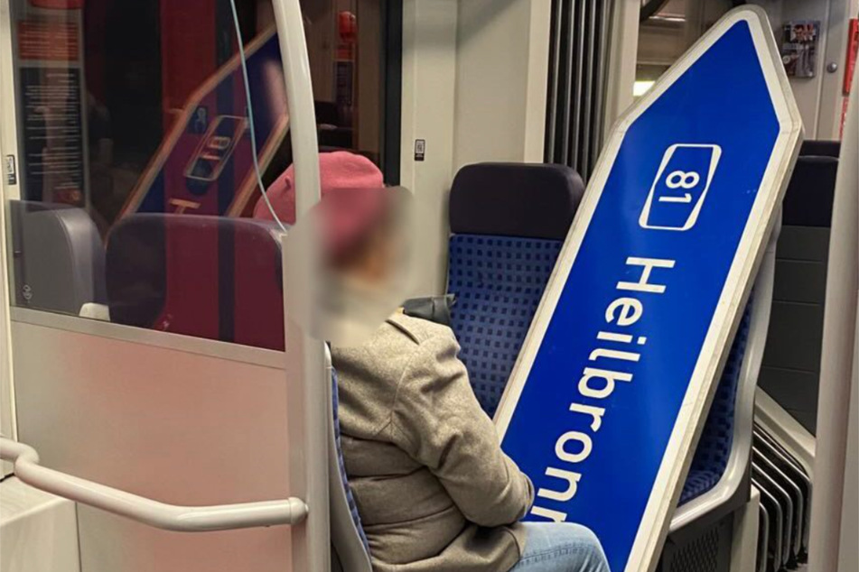 Eine Frau, ein Schild und ganz viele offene Fragen: Dieser Fall aus einer S-Bahn im Ländle sorgt für große mediale Aufmerksamkeit.