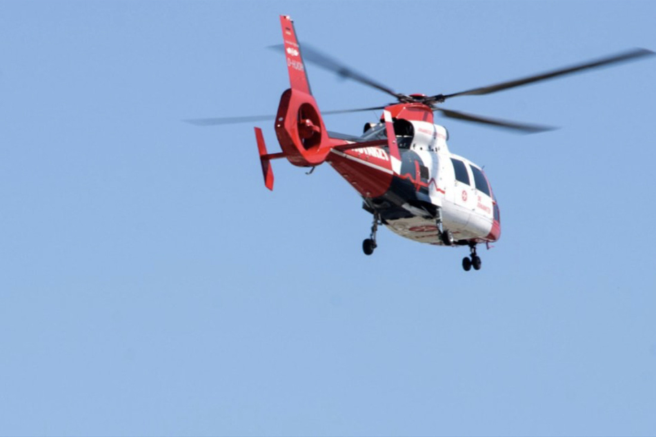 Ein Rettungshubschrauber brachte die schwer verletzte Beifahrerin des Unfallverursachers ins Krankenhaus. (Symbolbild)