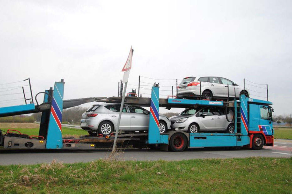 Die Autos wurden ab- und wieder aufgeladen.