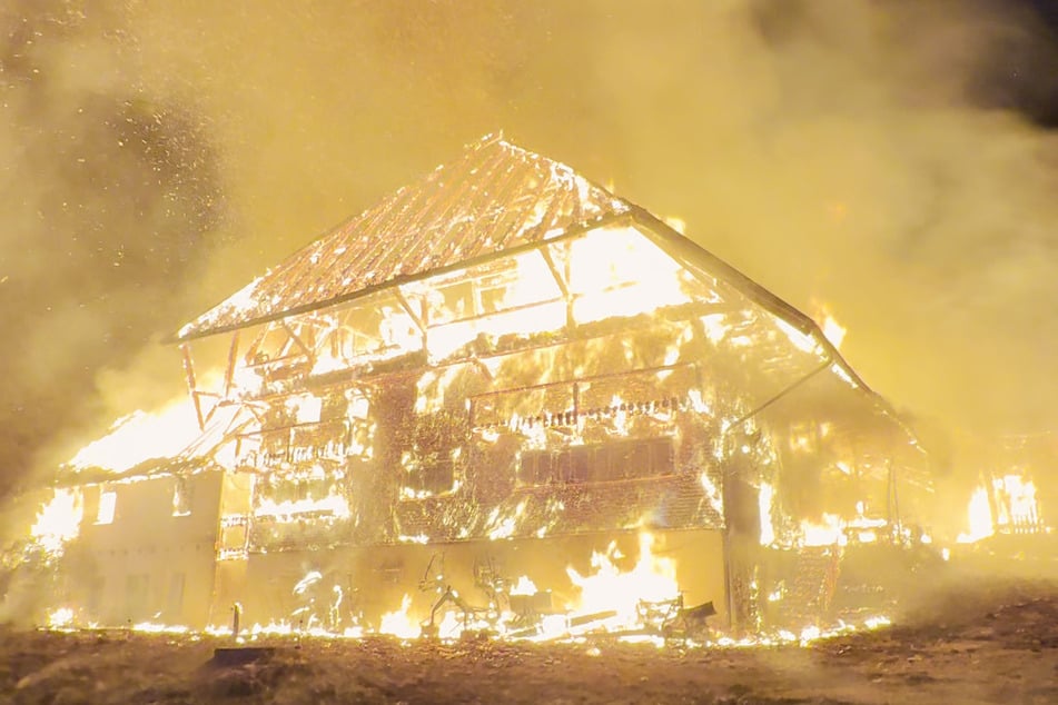 Ein Bauernhaus sowie mehrere angrenzende Gebäude standen lichterloh in Brand.