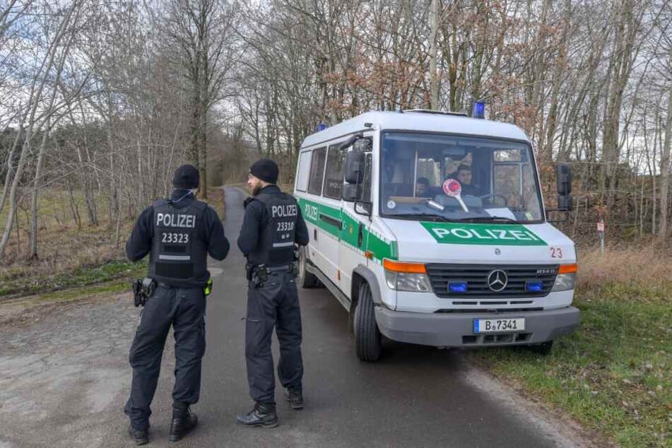 Polizisten auf der Suche nach Rebecca am Herzberger See im Landkreis Oder-Spree.
